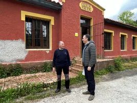 Agustín Roces y Alejandro Vega, ayer, en las escuelas de Puelles.