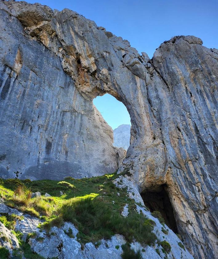 Imagen secundaria 2 - Canal de la Faya con Sobrevilla al fondo/ Fin de la canal de la Faya, junto a enorme jito de piedra/ Ojo de buey conocido como Boquerón del Cuetu Cantu