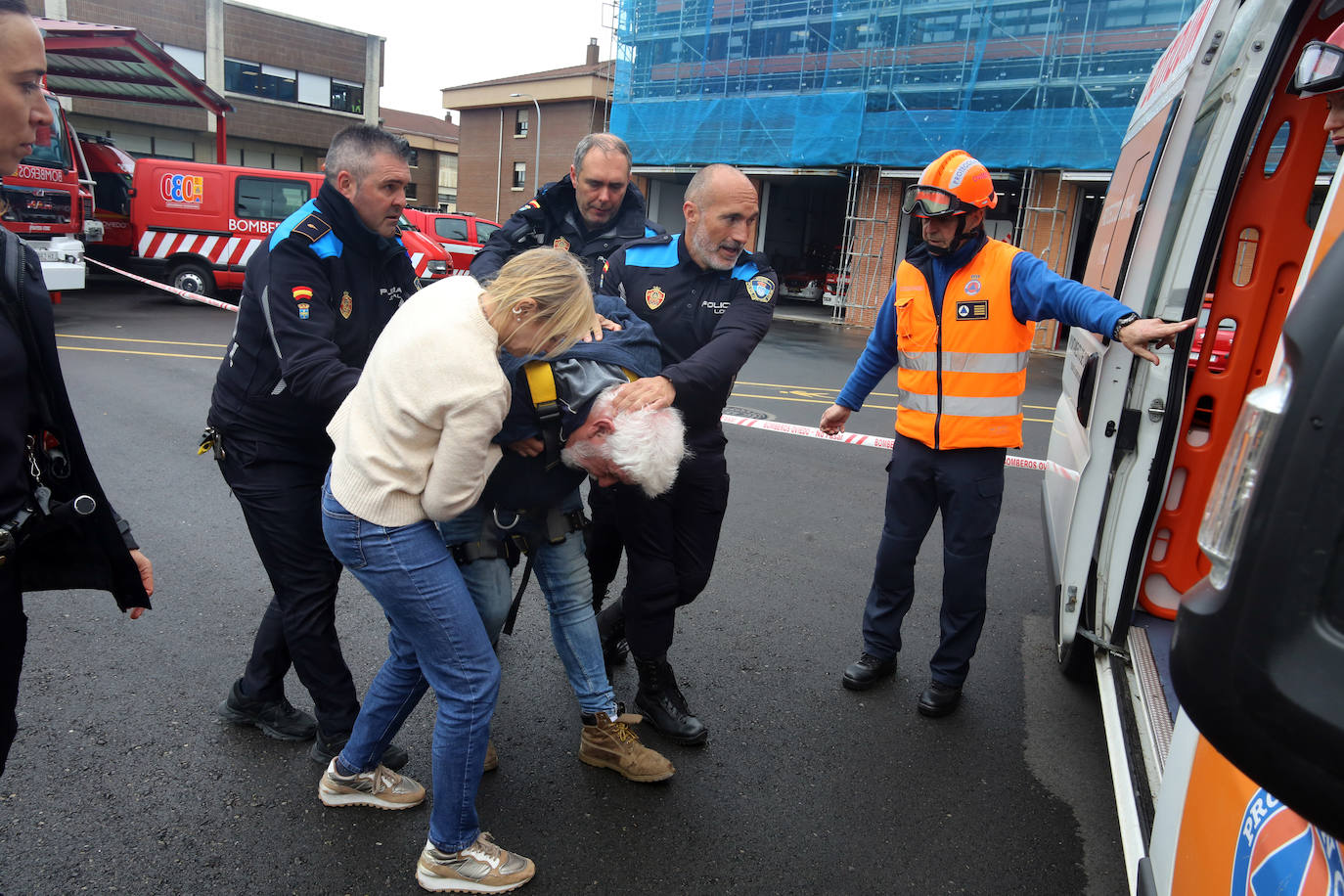 Así fue el realista simulacro para evitar un suicidio en Oviedo