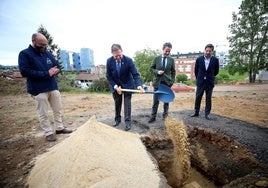 Juan Sáez, Alfredo Canteli, Nacho Cuesta y Luis Miguel Pascual durante la puesta de la primera piedra.