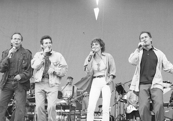 Joan Manuel Serrat, con Miguel Ríos, Ana Belén y Víctor Manuel, en Las Mestas en 1996.