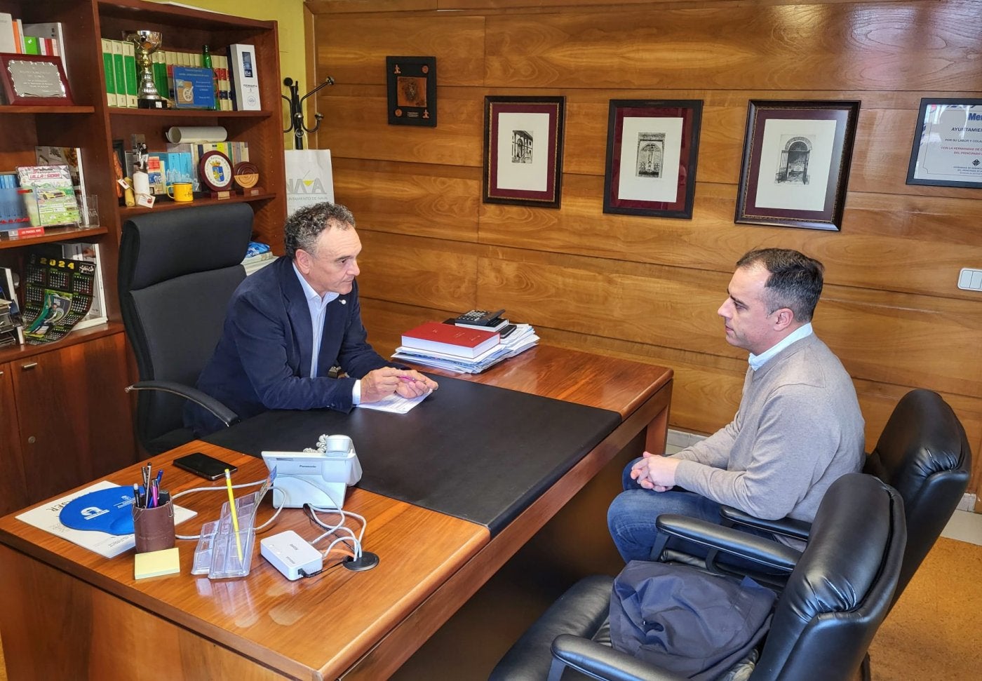 Juan Cañal y Olmo Ron, ayer, en el Ayuntamiento de Nava.