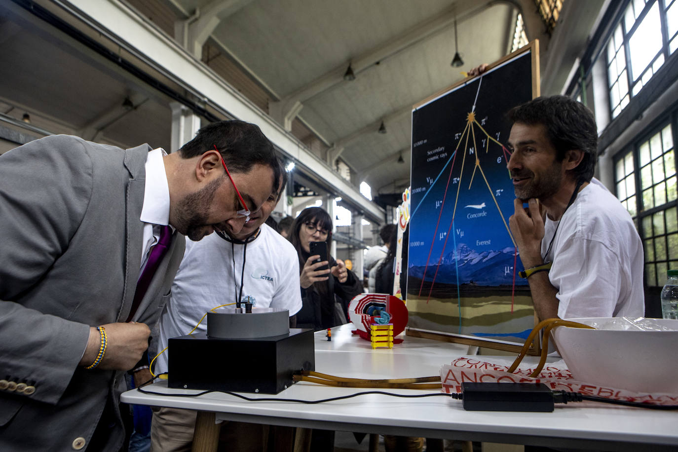 Escape room, simuladores, hologramas y cultivos bajo tierra con luces led en la Feria de la Ciencia