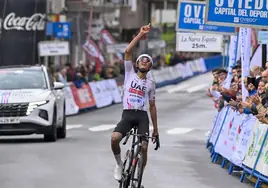 Isaac del Toro, ganador en Pola de Lena y primer líder de la Vuelta a Asturias