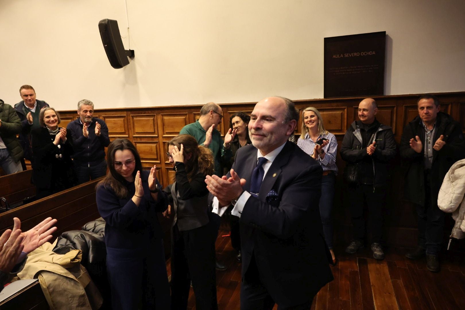 Ignacio Villaverde celebra su victoria en las elecciones al rectorado de la Universidad de Oviedo.