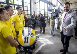 El presidente regional, Adrián Barbón, con un grupo del proyecto 'Wolfast' de la Universidad de Oviedo.