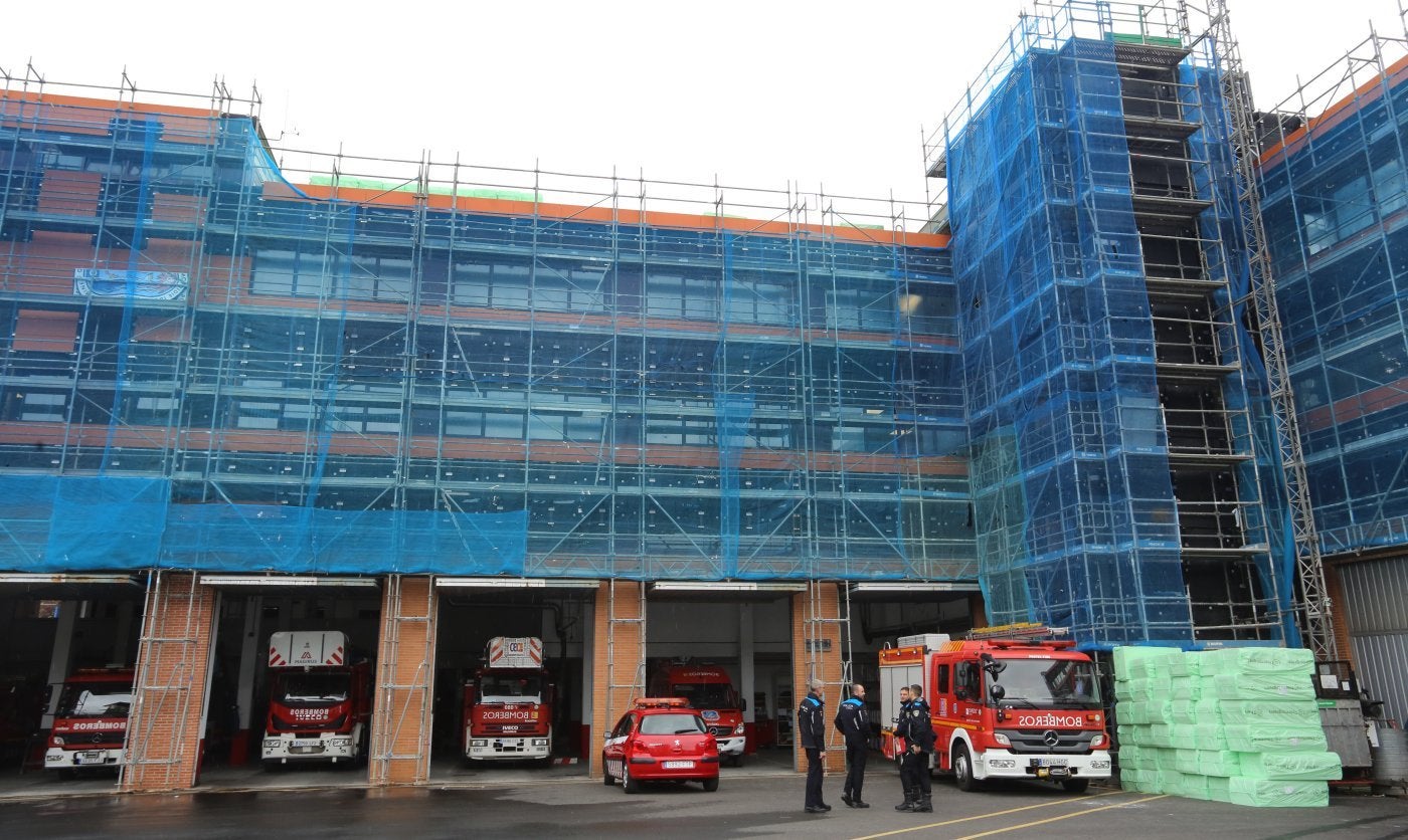 La fachada del edificio de Seguridad Ciudadana, sede de la Policía Local y Bomberos, se encuentra en plena obra de reforma.