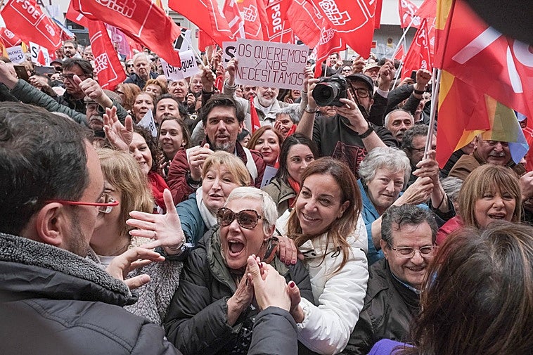 Barbón fue recibido efusivamente por los concentrados ante la sede de Ferraz.