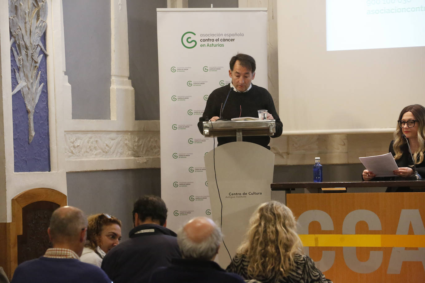 Imagen secundaria 1 - La alcaldesa de Gijón, Carmen Moriyón, el director de EL COMERCIO, Ángel González, y la directora adjunta de este diario, Leticia Álvarez, participaron en la lectura. 