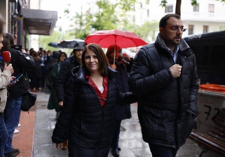 Adriana Lastra, junto a Adrián Barbón, a su llegada a Ferraz.