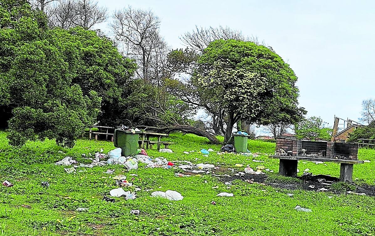 La basura, desperdigada en la parte de Caranques.