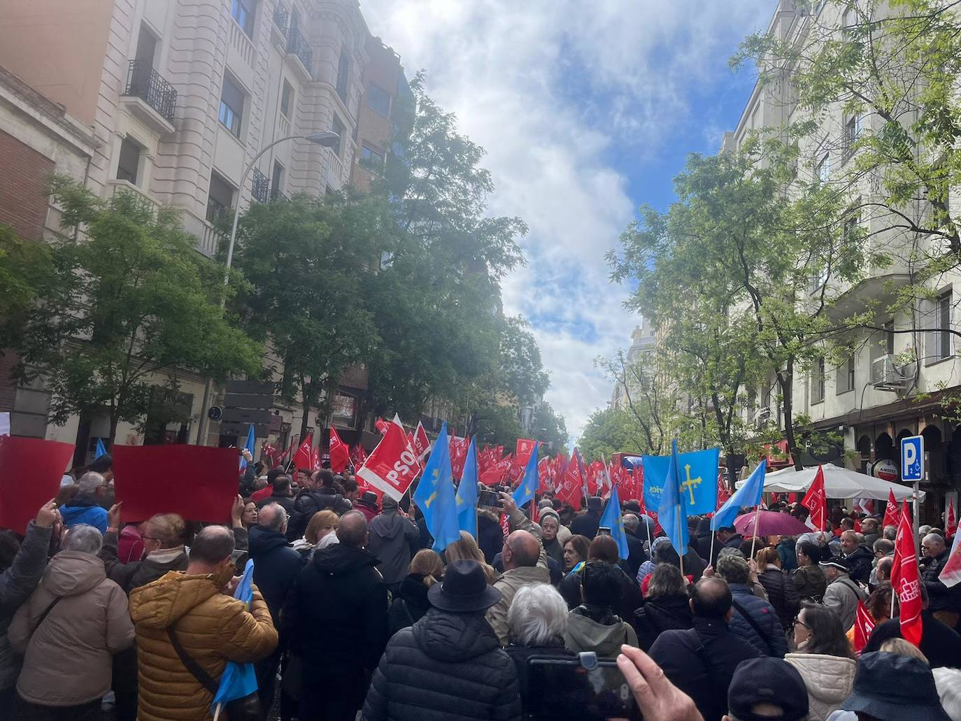 Militantes y simpatizantes socialistas asturianos en Madrid: «Yo, con Pedro Sánchez»