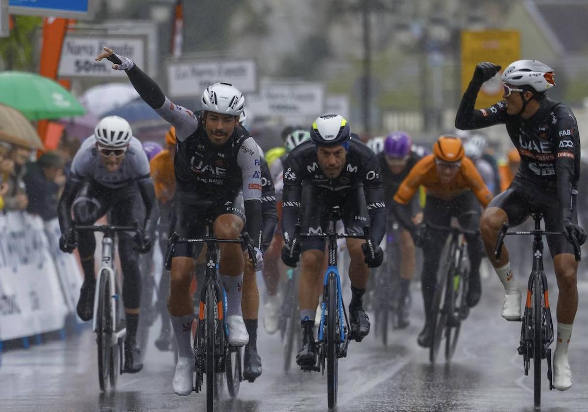 El portugués Antonio Morgado se impuso bajo la lluvia en el sprint de Ribadesella.