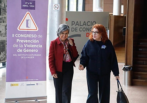 María Jesús Álvarez y Sonia Vaccaro charlan en un receso del II Congreso de Prevención de la Violencia de Género que se celebró en Gijón este fin de semana