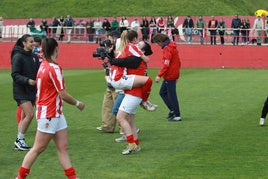 Las jugadoras del Sporting celebran la permanencia.