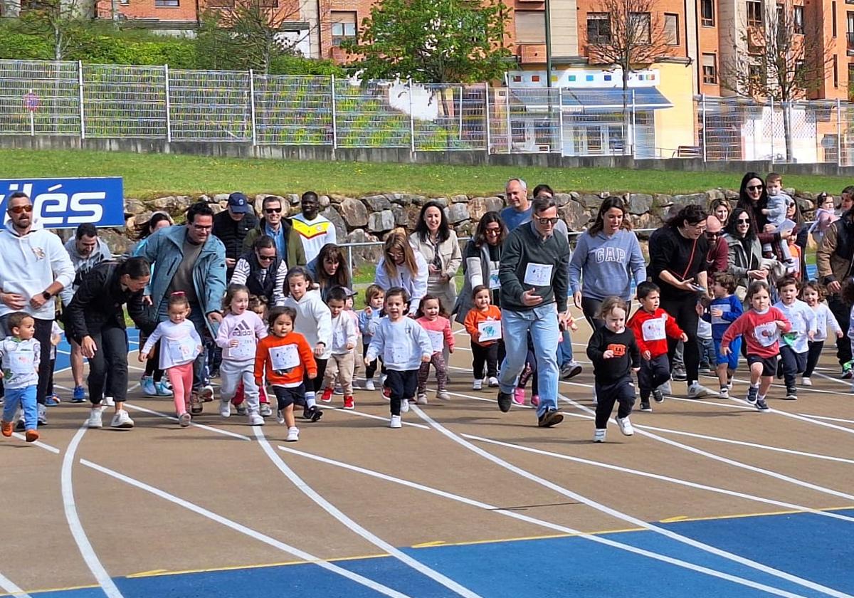 Los más pequeños y sus familias fueron los primeros en correr para recaudar fondos.