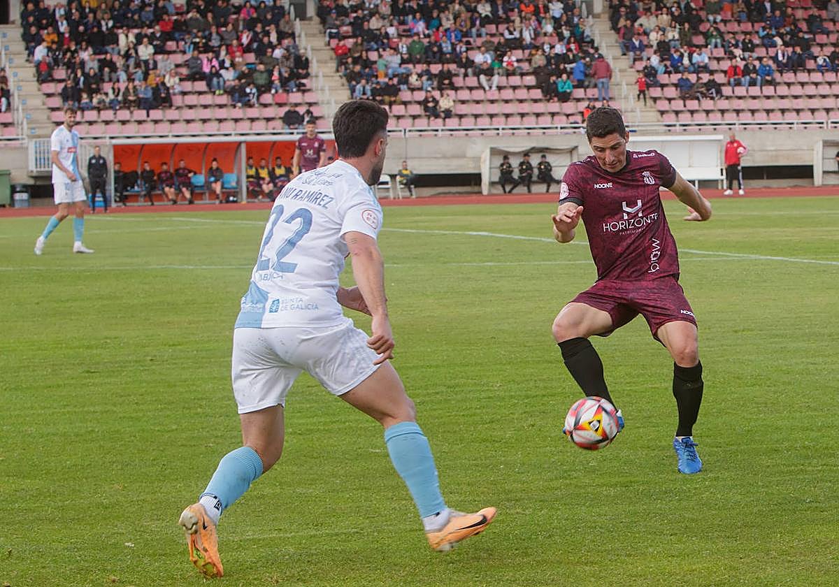 Jugada en el partido del Compostela - Real Avilés.