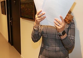 La madre de las menores en riesgo de violencia vicaria, con la sentencia que condena a su exmarido.