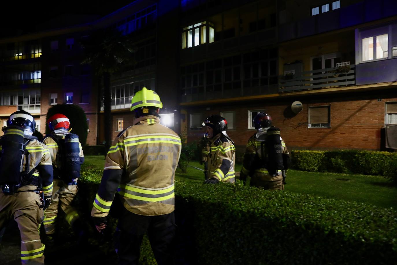 Cuatro intoxicados en un incendio en Gijón