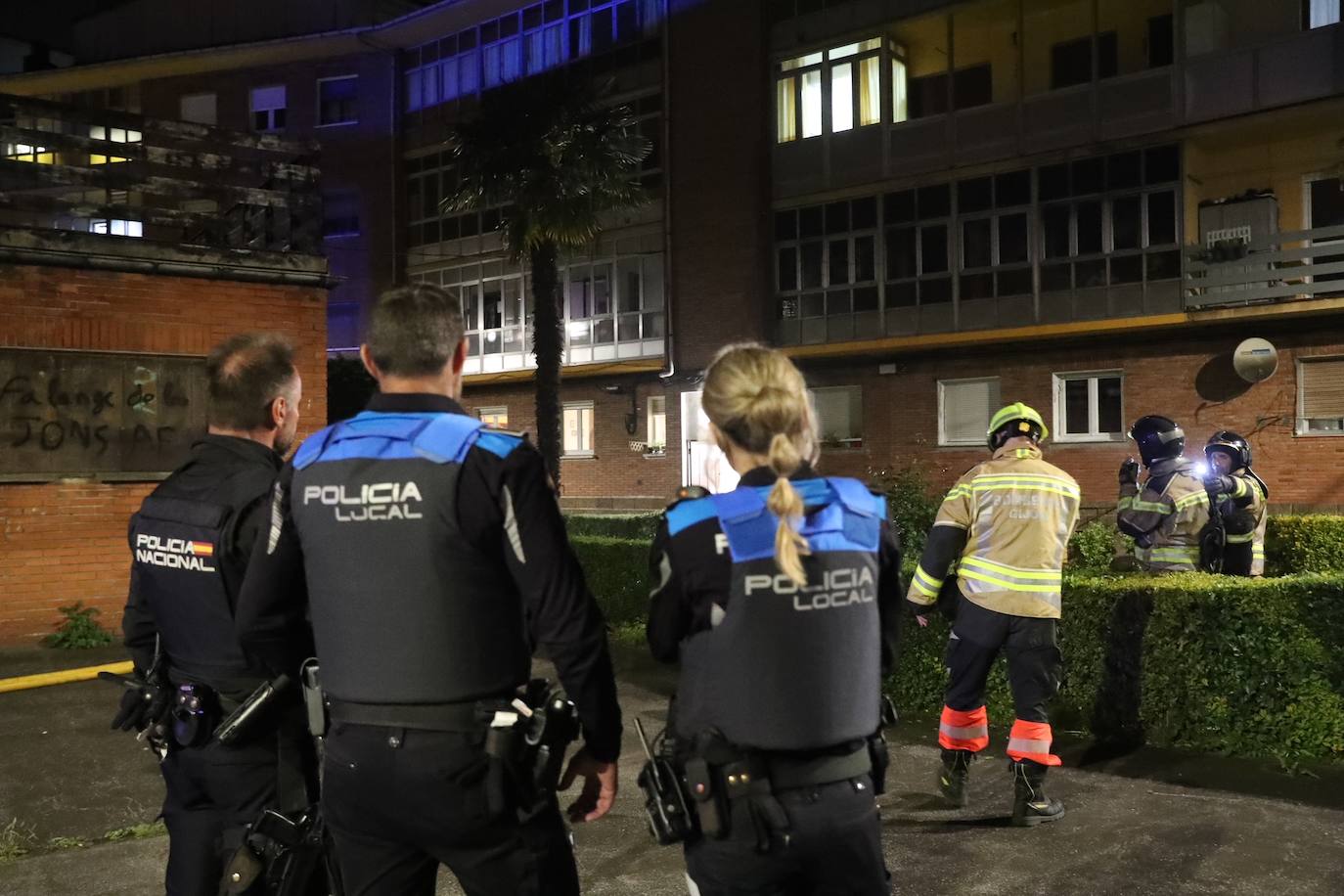 Cuatro intoxicados en un incendio en Gijón