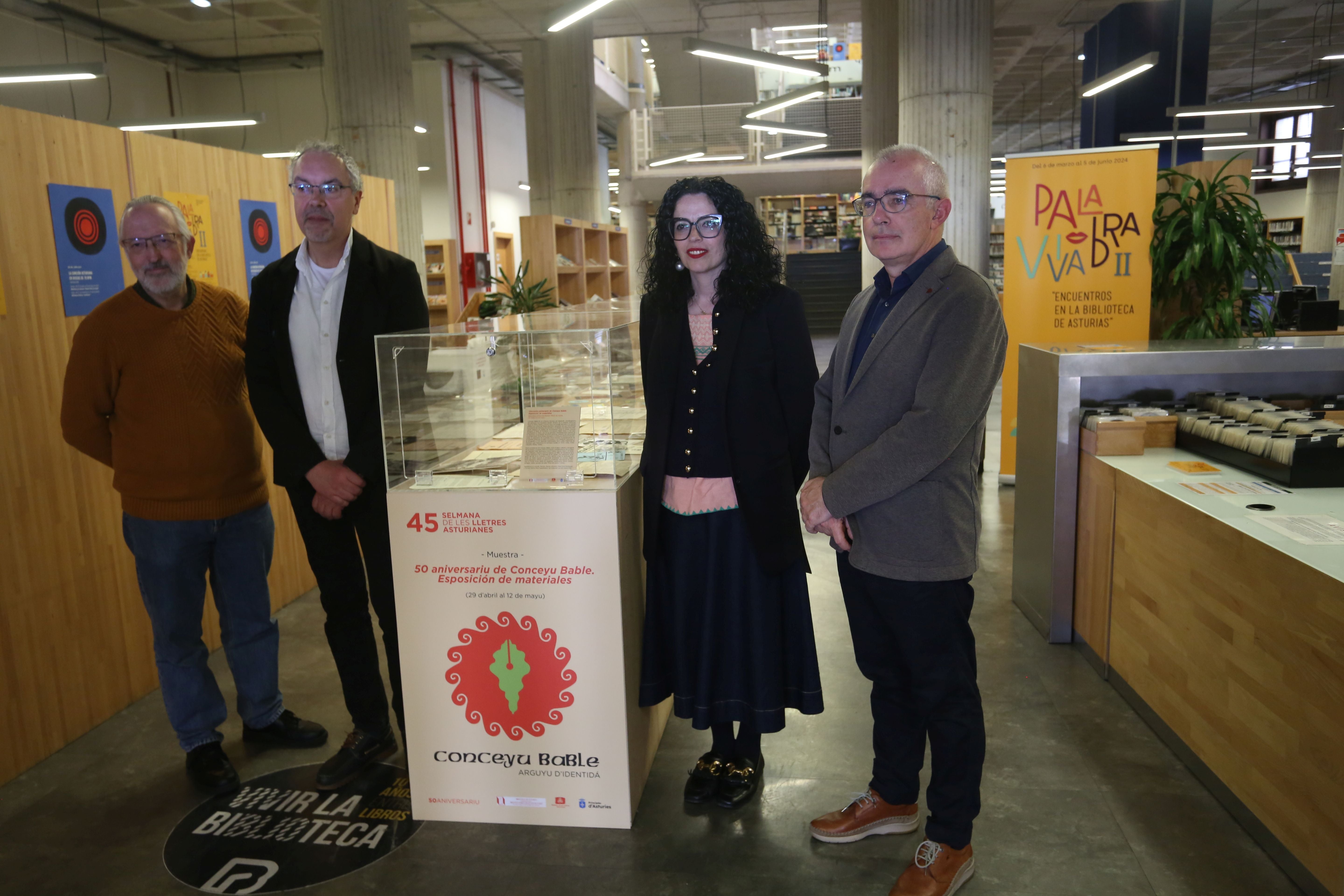 De izquierda a derecha, Juan Miguel Menéndez Llana, director de la Biblioteca de Asturias; Francisco Álvarez, coordinador de la 45 Selmana de les Lletres Asturianes; Vanessa Gutiérrez, consejera de Cultura, Política Llingüística y Deporte y Antón García, director general de Acción Cultural y Política Llingüística.
