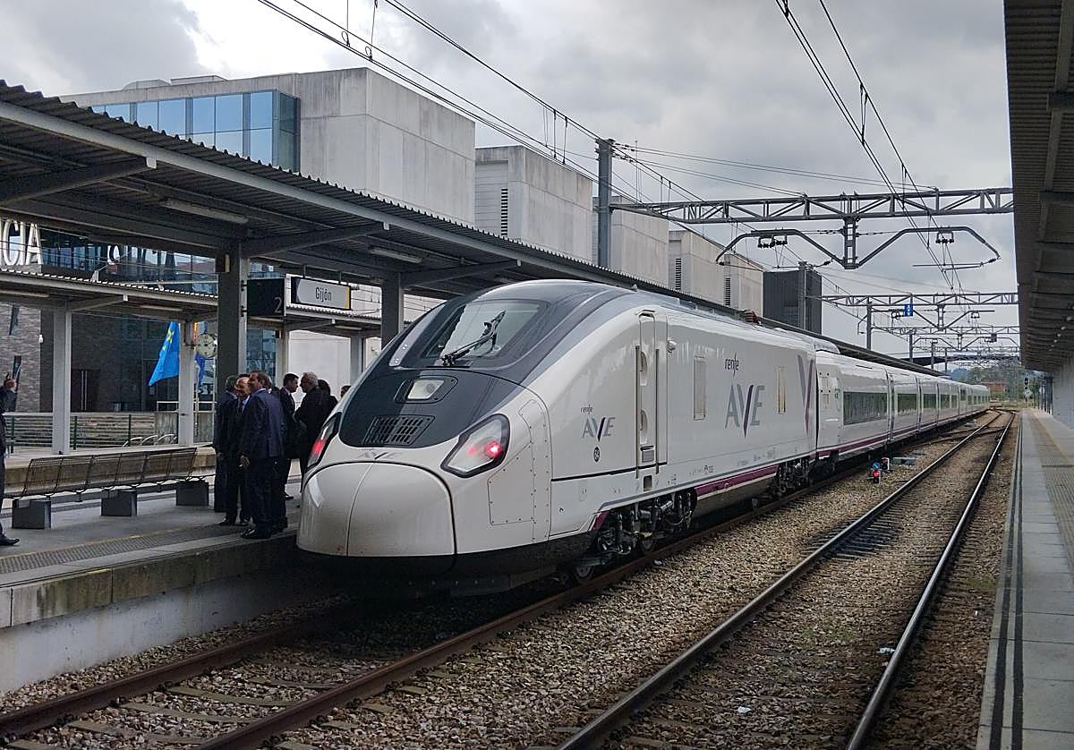 Tren con el logotipo de AVE en Gijón.