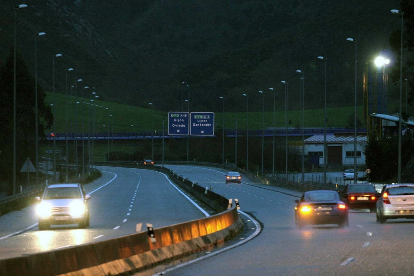 Tramo de la autovía del Cantábrico con todas las farolas instaladas apagadas.