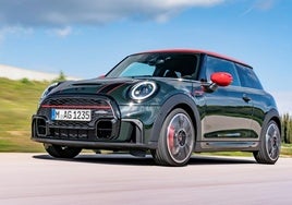 El MINI JCW se sitúa entre los coches pequeños deportivos premium.