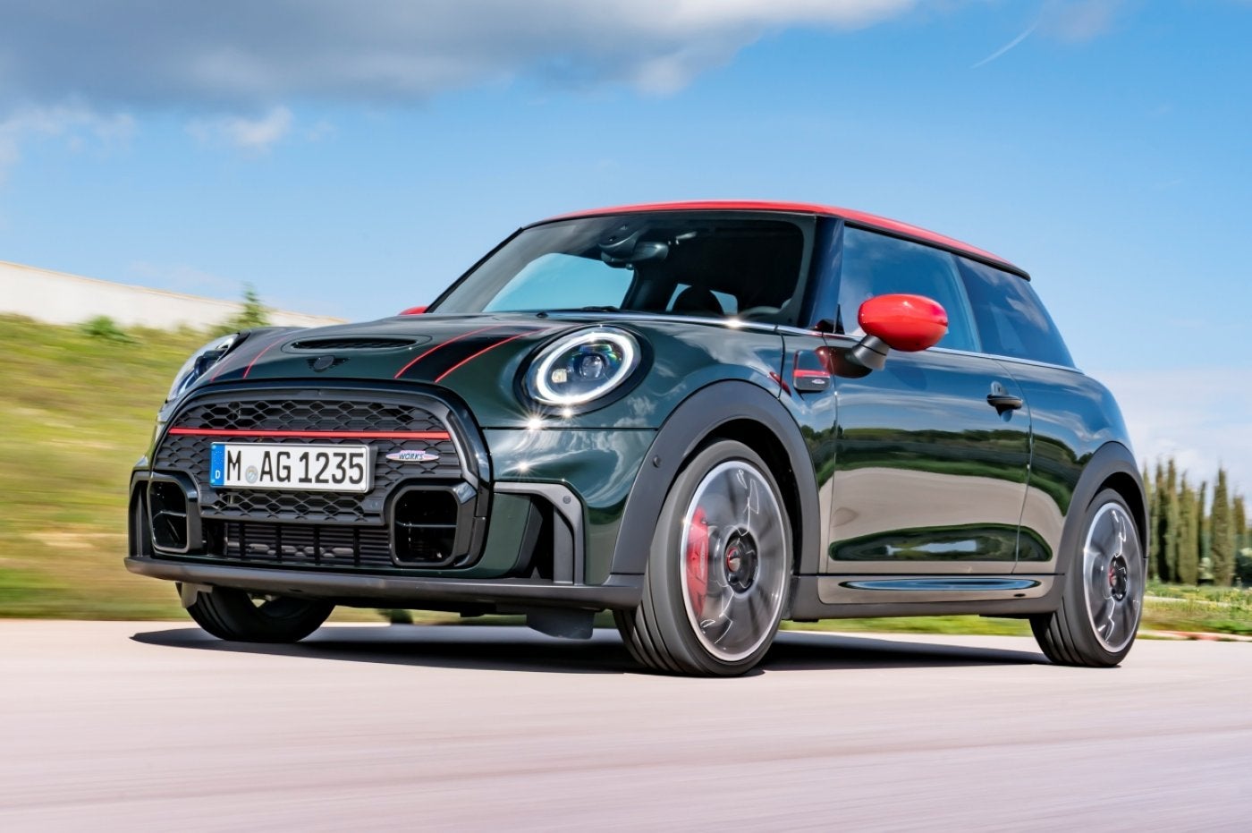 El MINI JCW se sitúa entre los coches pequeños deportivos premium.