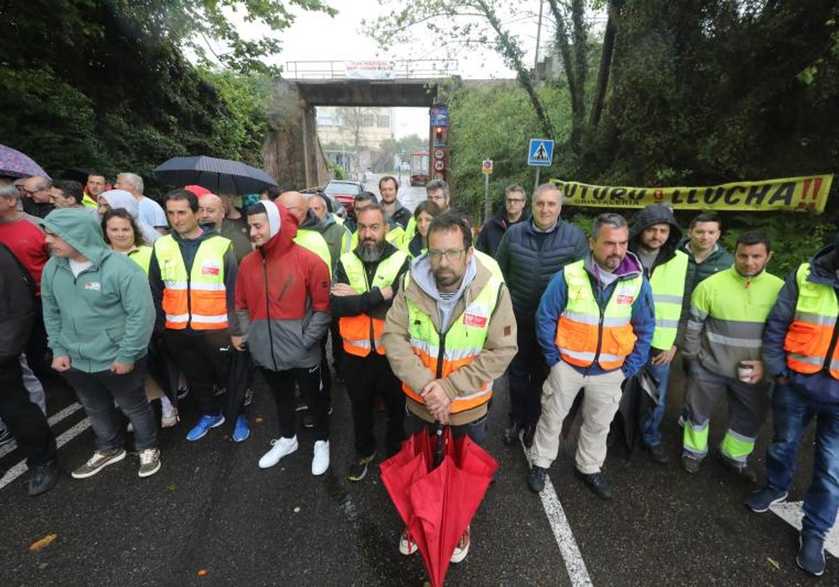 Concentración a la entrada de la factoría de Saint-Gobain en La Maruca.