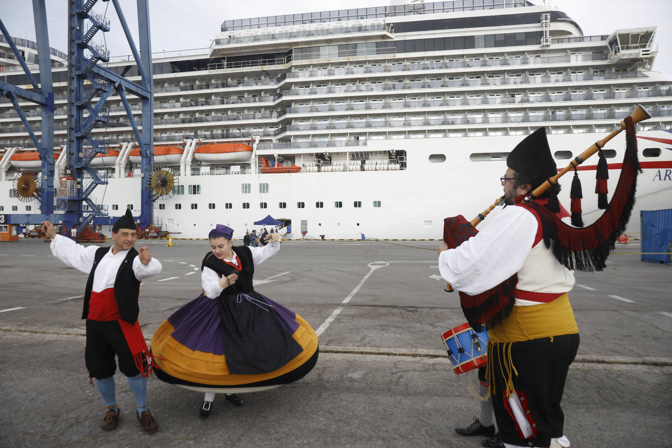 Gijón vuelve a recibir a su primer crucero