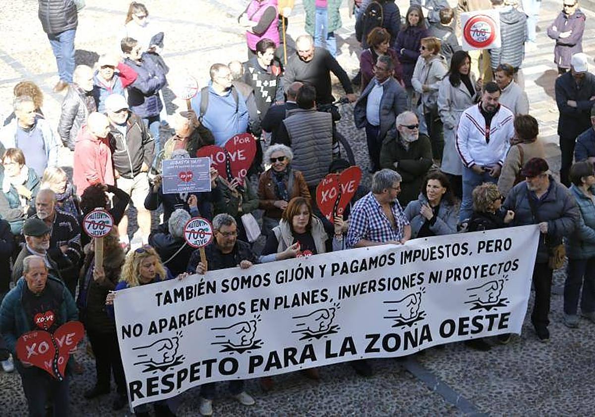 Protesta de los vecinos de la zona oeste ante el Ayuntamiento de Gijón.