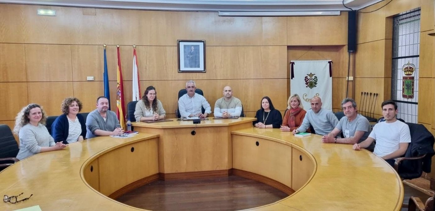 El alcalde de Carreño, en el centro, durante la reunión con representantes de los trabajadores del Hospital de Jove.