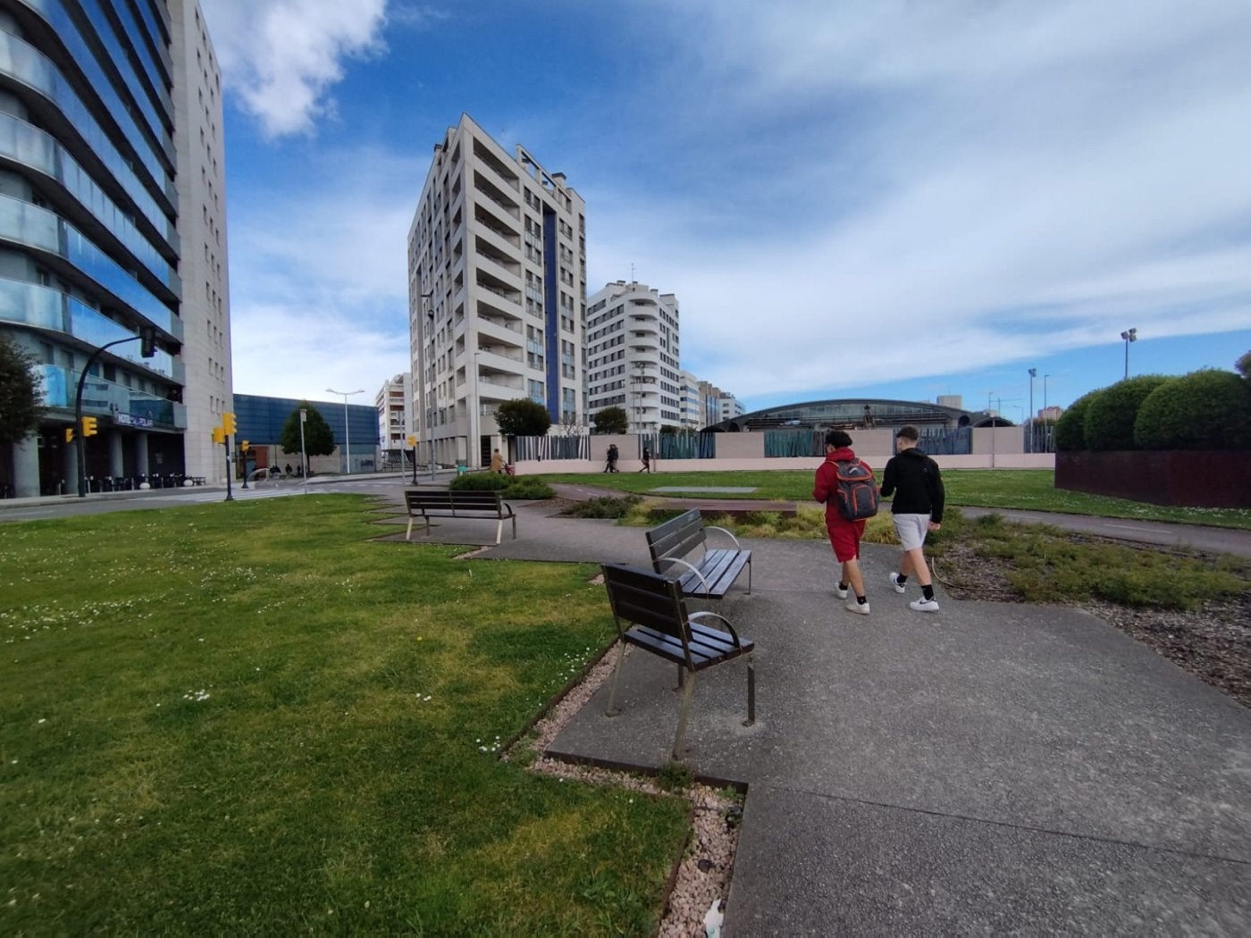 Dos jóvenes atraviesan los jardines de Federico González-Fierro Botas, que el proyecto de reordenación viaria plantea convertir en una gran glorieta ovalada similar a «un hipódromo».