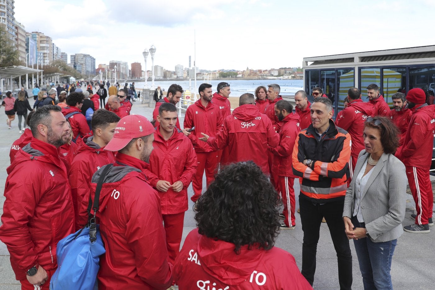 La concejala de Seguridad Ciudadana, Nuria Bravo, y el jefe de Bomberos de Gijón, Pablo Ferrío, charlan con parte del equipo de Salvamento en su primera jornada de trabajo.