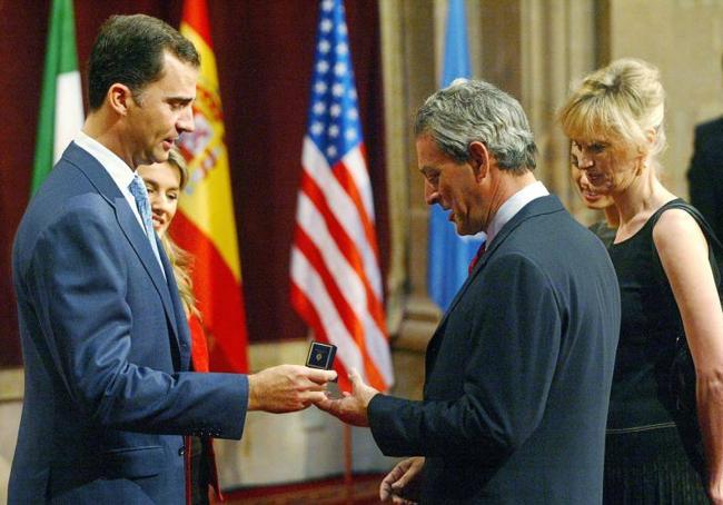 Paul Auster recibe de la mano del entonces Príncipe de Asturias el galardón de las Letras en 2006.