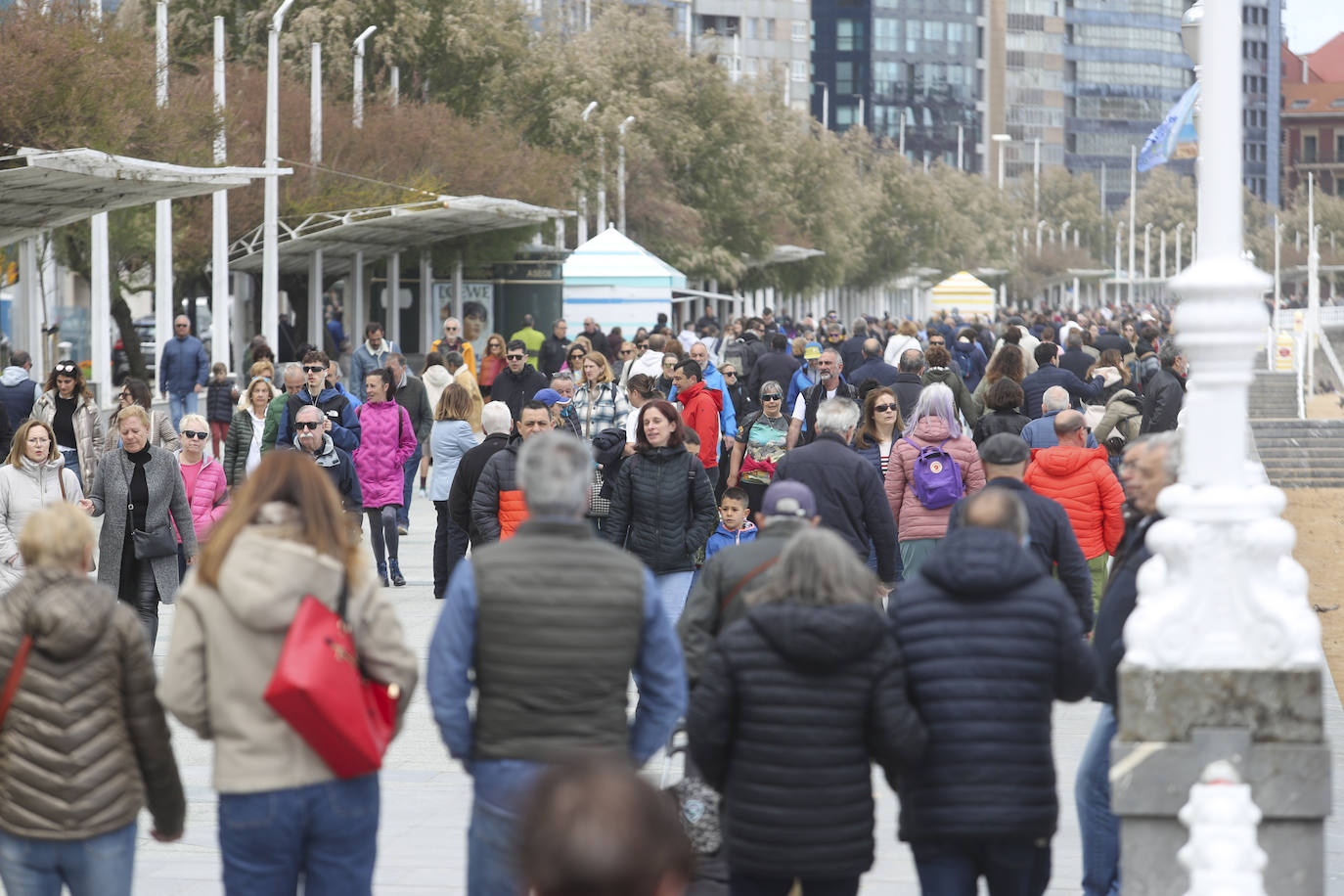 Arranca la temporada de baños en las playas de Gijón