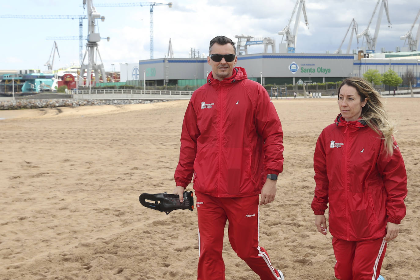 Arranca la temporada de baños en las playas de Gijón