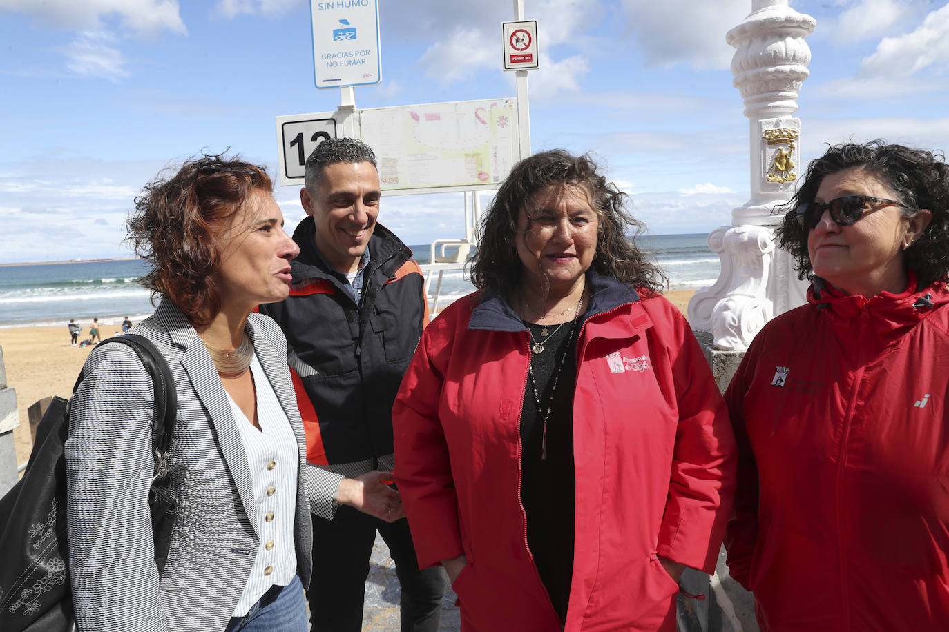 Arranca la temporada de baños en las playas de Gijón