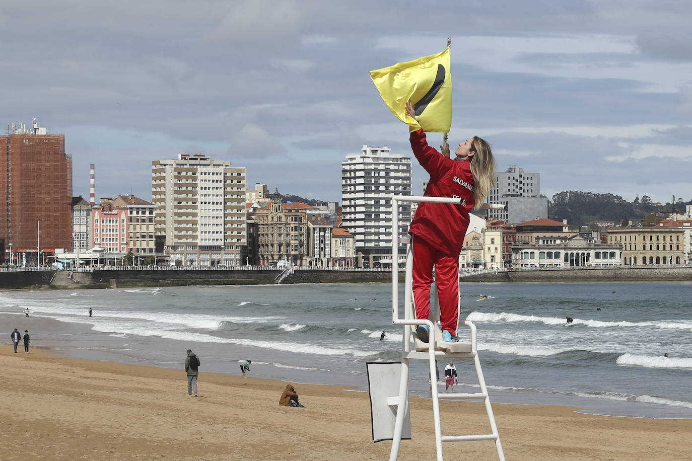 Arranca la temporada de baños en las playas de Gijón