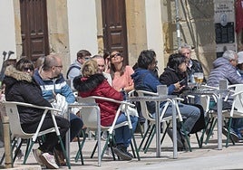 Terrazas llenas en Gijón en el primero de mayo.
