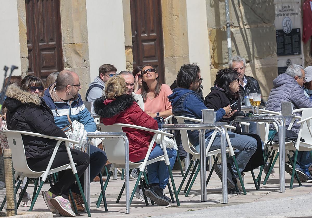 Terrazas llenas en Gijón en el primero de mayo.