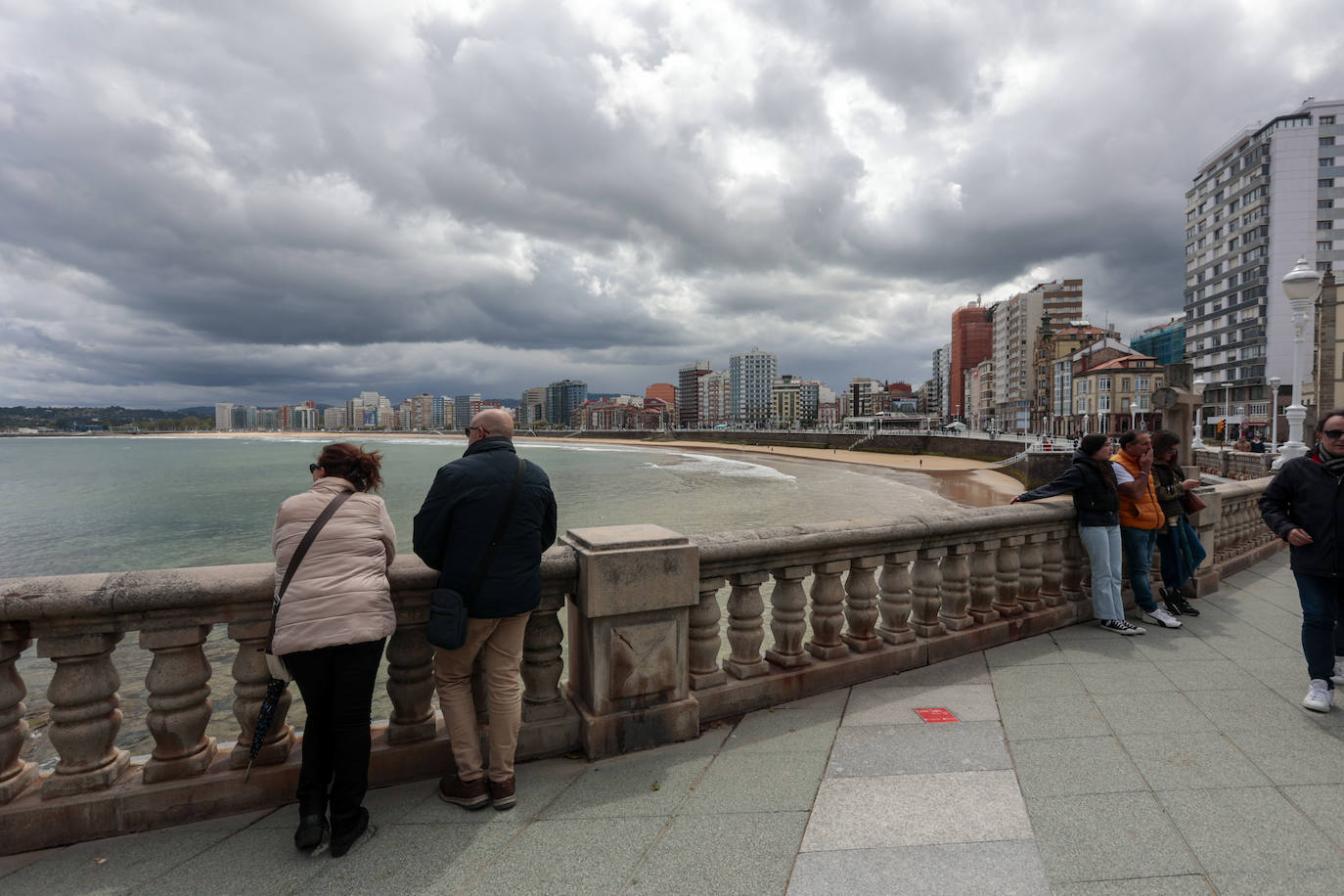 Los turistas eligen Gijón en el puente de mayo