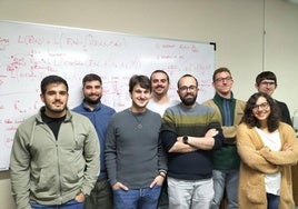 El equipo que participa en la investigación. De izquierda a derecha, Alejandro Soto, Javier Prado, Miguel Obeso, Pelayo Leguina, Carlos Vico, Javier del Riego, Clara Ramón y Jorge Ayllón.