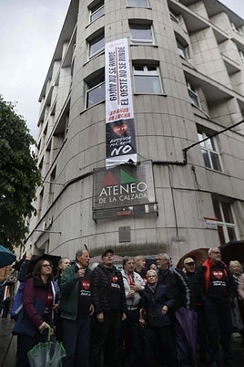 Dirigentes del movimiento vecinal de los barrios del Oeste arremolinados debajo de la 'pancartona'.