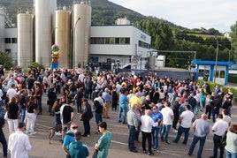 Protesta de trabajadores y productores, hace ahora dos años, ante la fábrica de Danone en Salas.