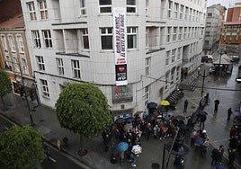 Gijón ya tiene su 'pancartona' por el hartazgo de la zona oeste con el vial de Jove