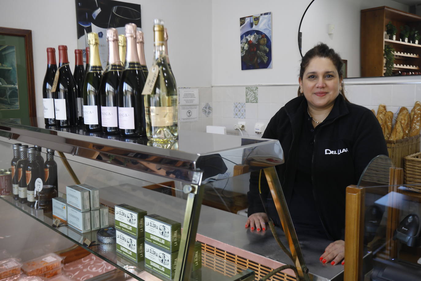 Yuly Martín, gerente de la tienda de comida para llevar Del Llar de Moreda.