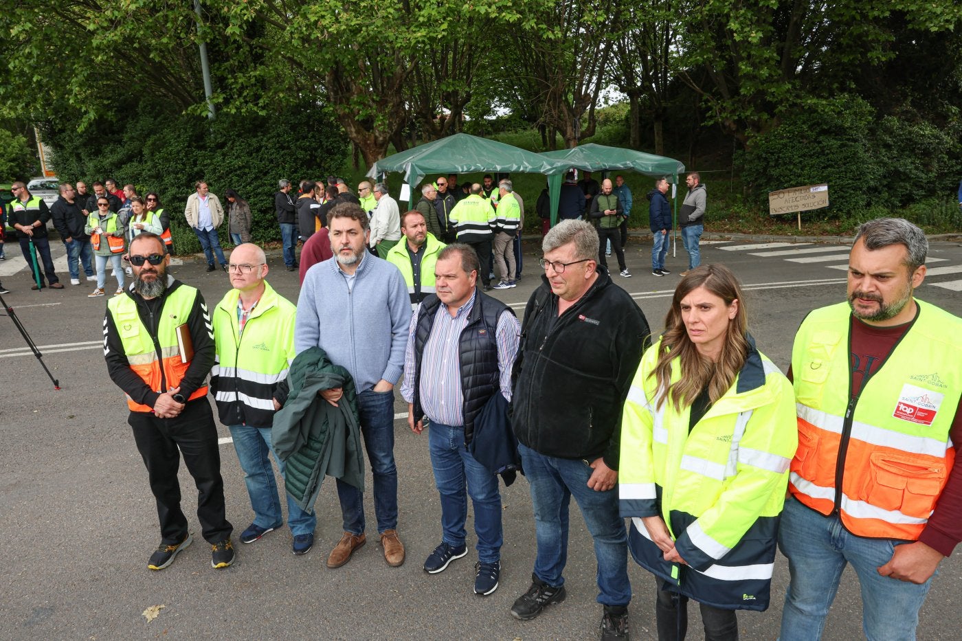 Jonás Fernández y José Luis Alperi se sumaron a la concentración celebrada ayer en la entrada de Saint-Gobain.