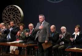 El presidente de la Academia recibe emocionado el aplauso de sus compañeros tras leer su discurso.